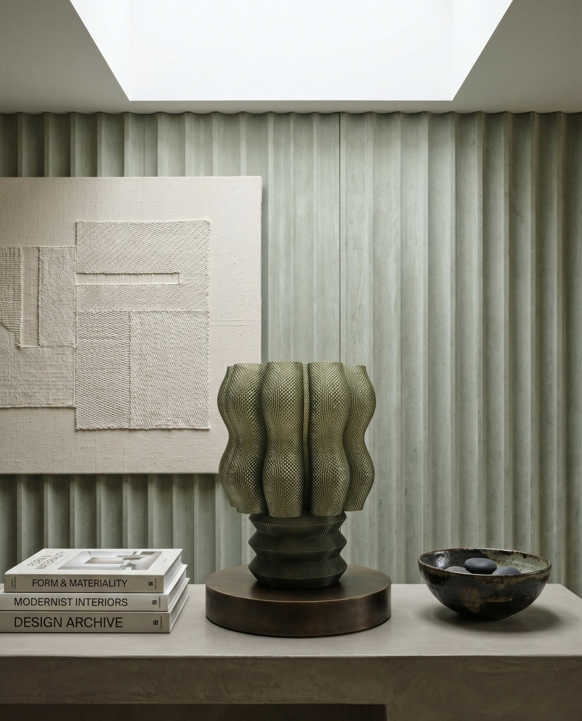 Lámpara Núa Oliva en un interior con texturas naturales — Arvalla Studio Ecuador
