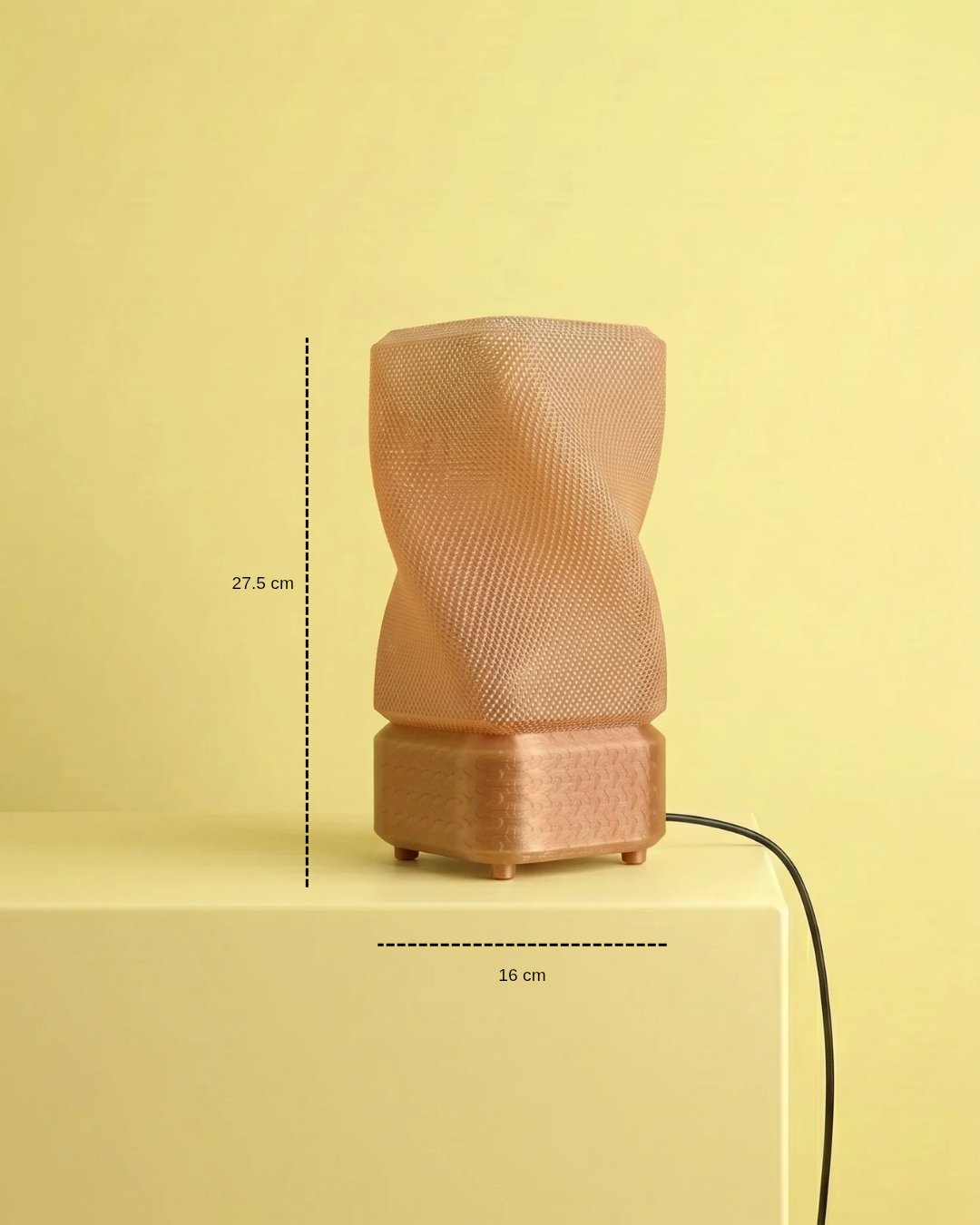 Lámpara de mesa Hara color Caramelo con medidas: 27.5 cm de alto y 16 cm de diámetro
