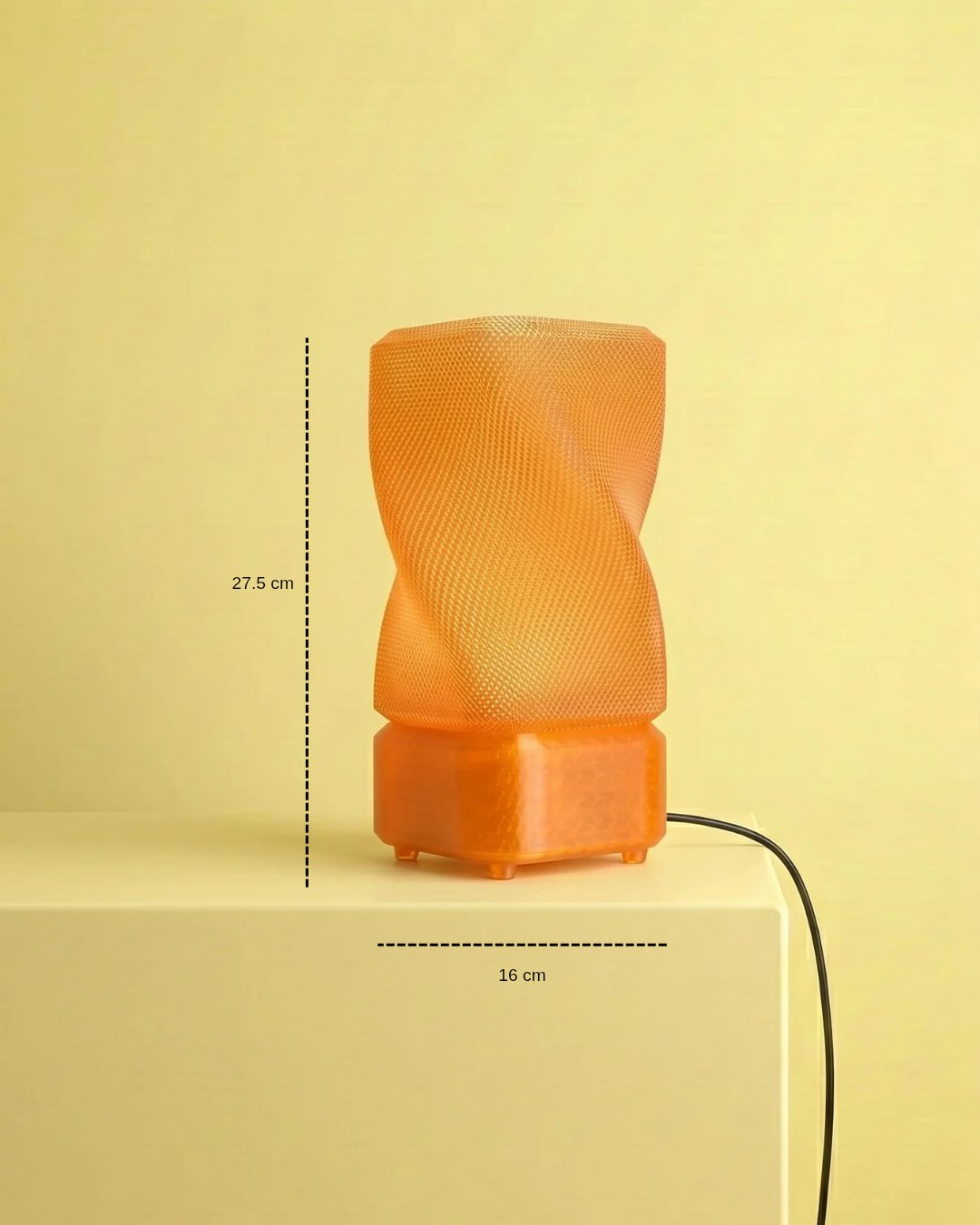 Lámpara de mesa Hara color Miel con medidas: 27.5 cm de alto y 16 cm de diámetro