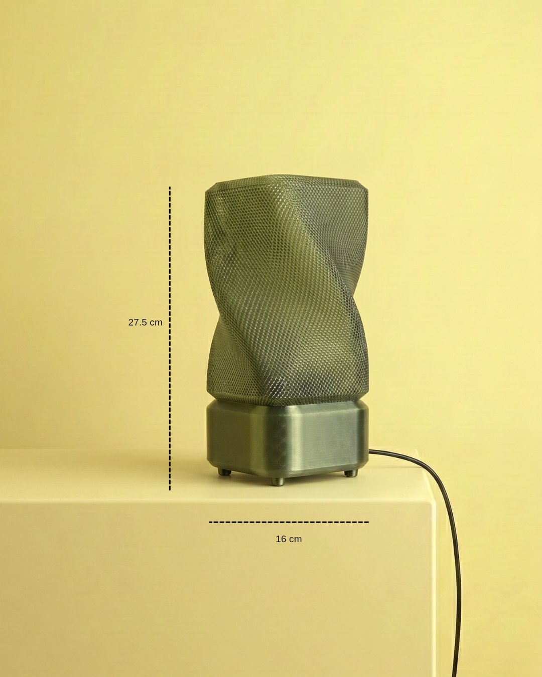 Lámpara de mesa Hara color Oliva con medidas: 27.5 cm de alto y 16 cm de diámetro