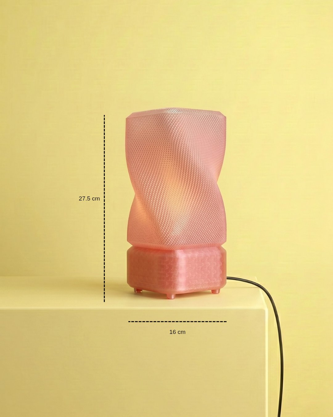 Lámpara de mesa Hara color Rosa con medidas: 27.5 cm de alto y 16 cm de diámetro