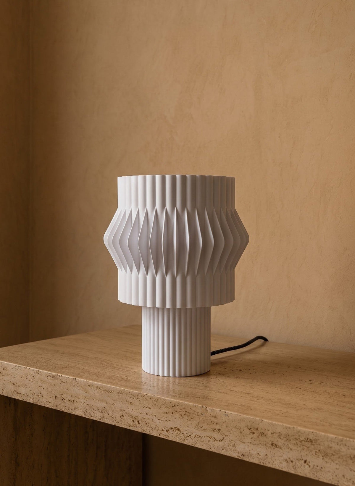 Lámpara de mesa Kyro color Blanco en un ambiente decorado, foto 2 — Arvalla Studio Ecuador