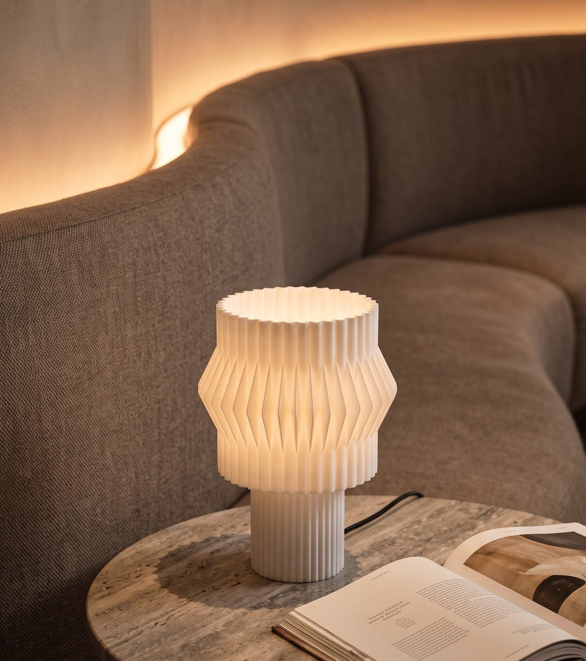 Lámpara de mesa Kyro color Blanco en un ambiente decorado, foto 3 — Arvalla Studio Ecuador