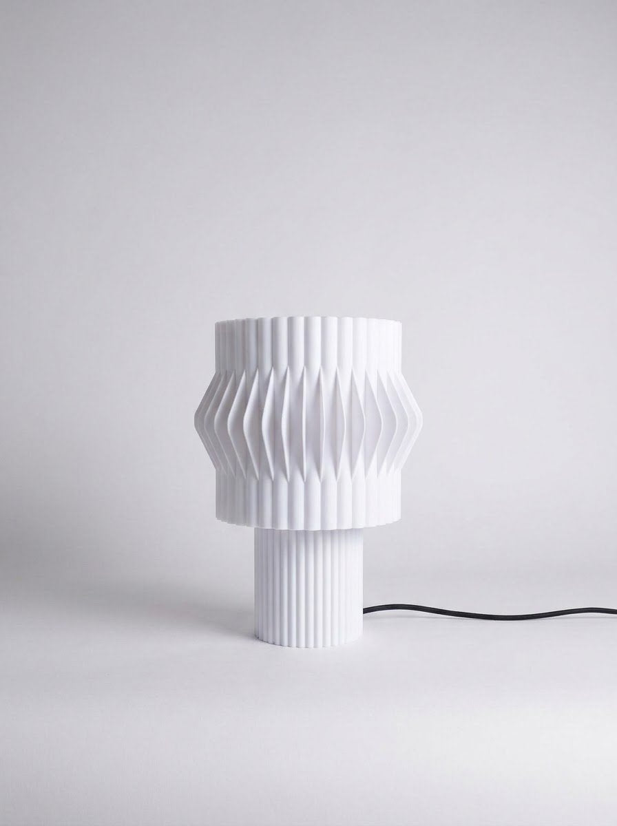 Lámpara de mesa Kyro color Blanco, vista de producto 2 — Arvalla Studio Ecuador