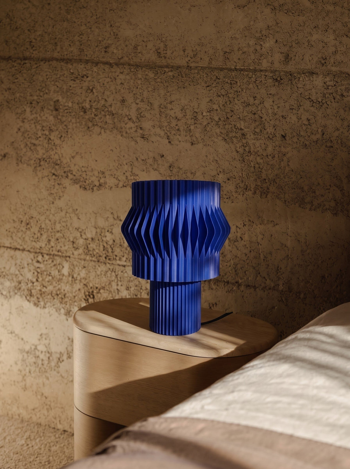 Lámpara de mesa Kyro color Blue en un ambiente decorado, foto 1 — Arvalla Studio Ecuador