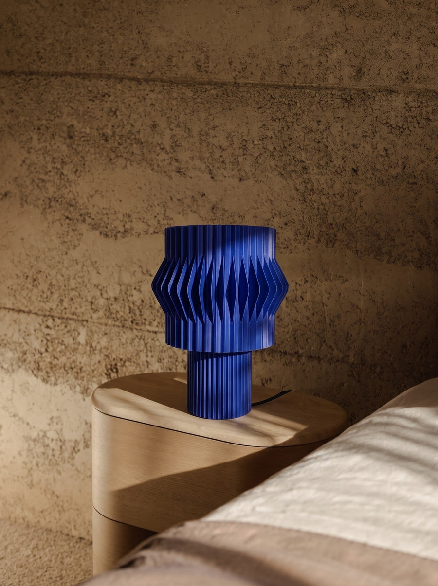 Lámpara de mesa Kyro color Blue en un ambiente decorado, foto 1 — Arvalla Studio Ecuador