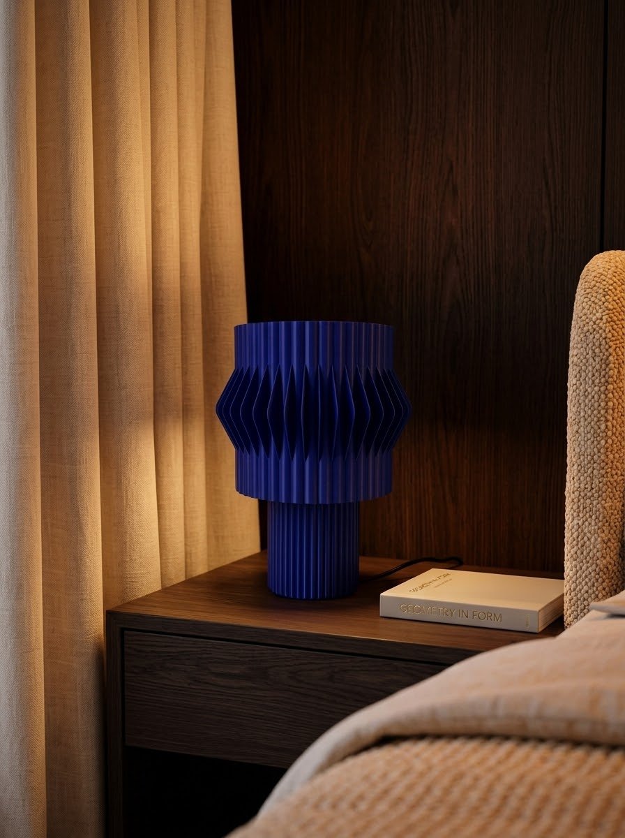 Lámpara de mesa Kyro color Blue en un ambiente decorado, foto 4 — Arvalla Studio Ecuador