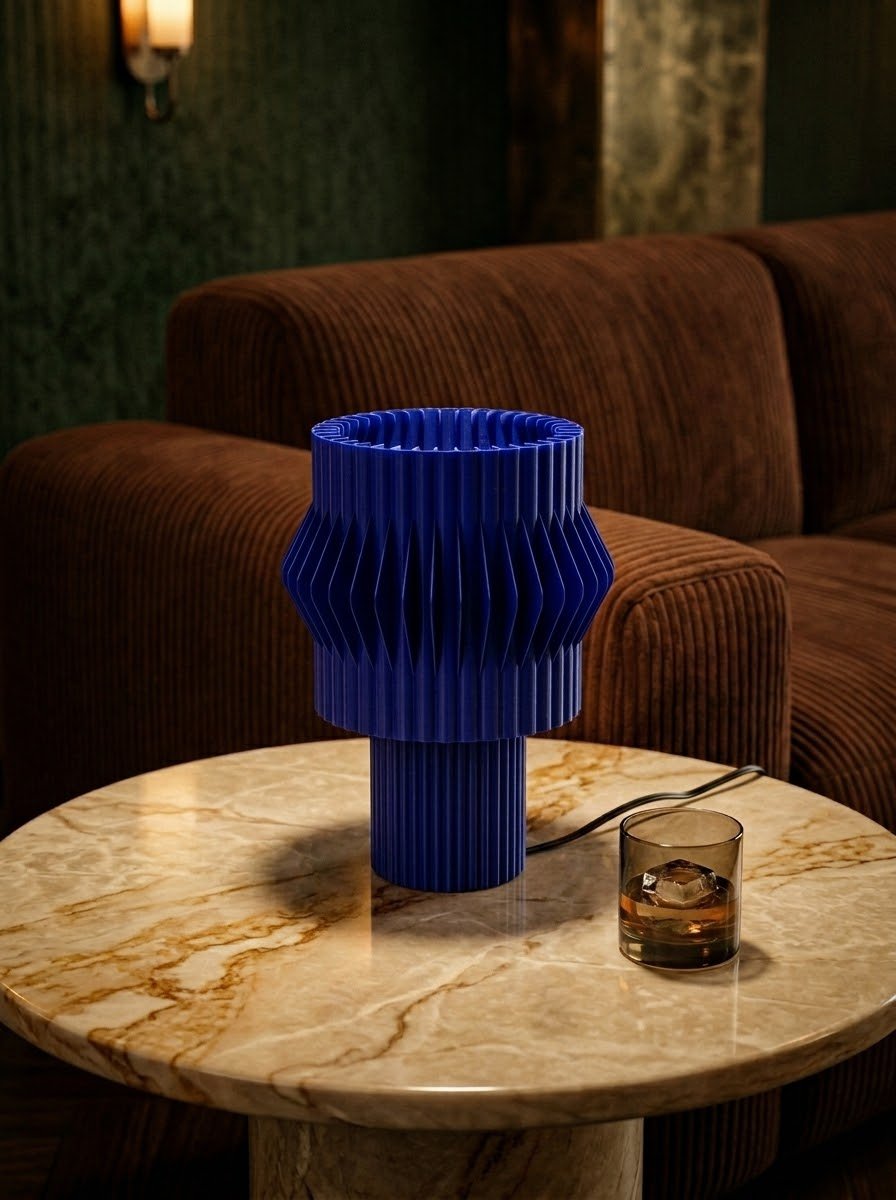 Lámpara de mesa Kyro color Blue en un ambiente decorado, foto 5 — Arvalla Studio Ecuador