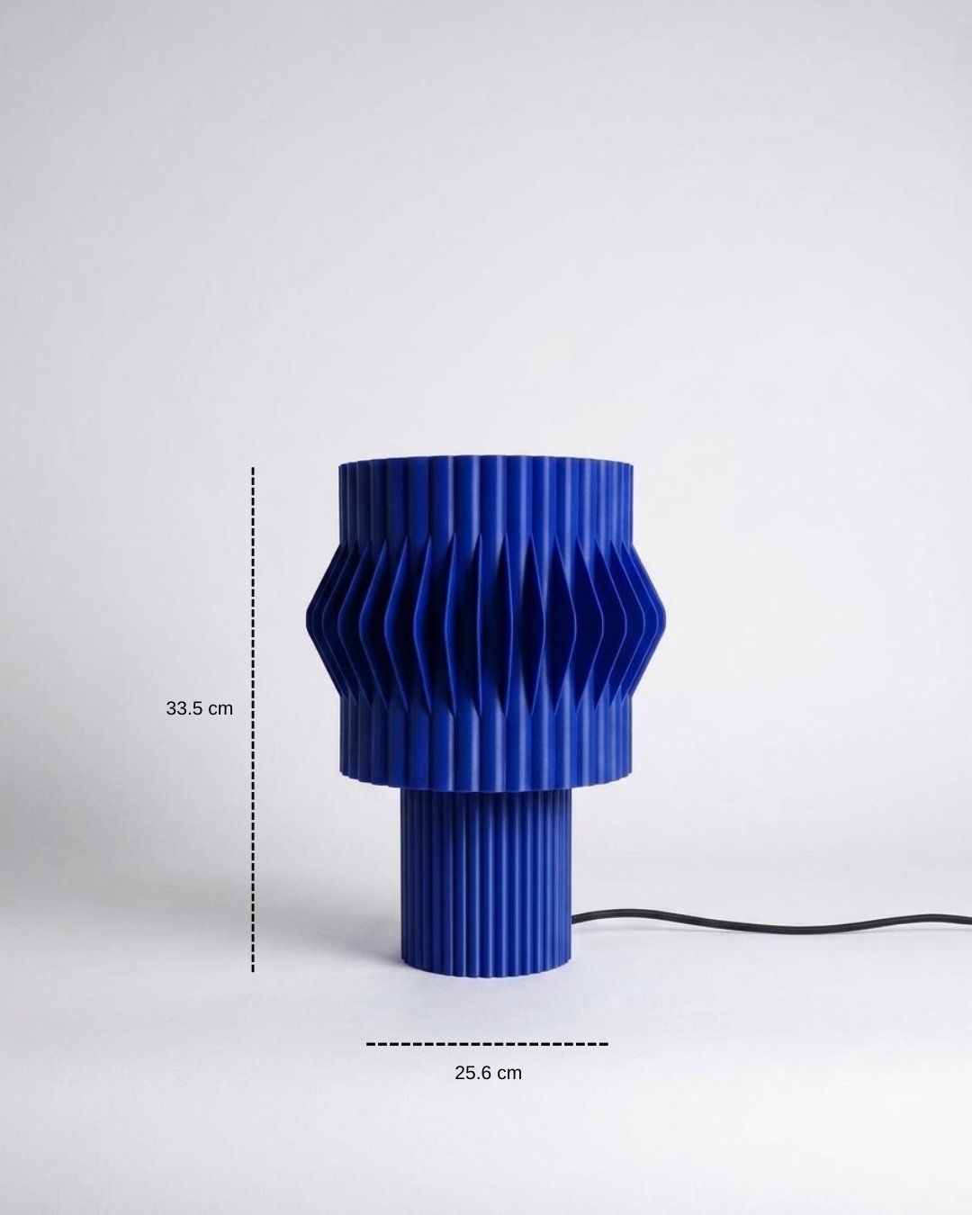 Lámpara de mesa Kyro color Blue con medidas: 33.5 cm de alto y 25.6 cm de diámetro