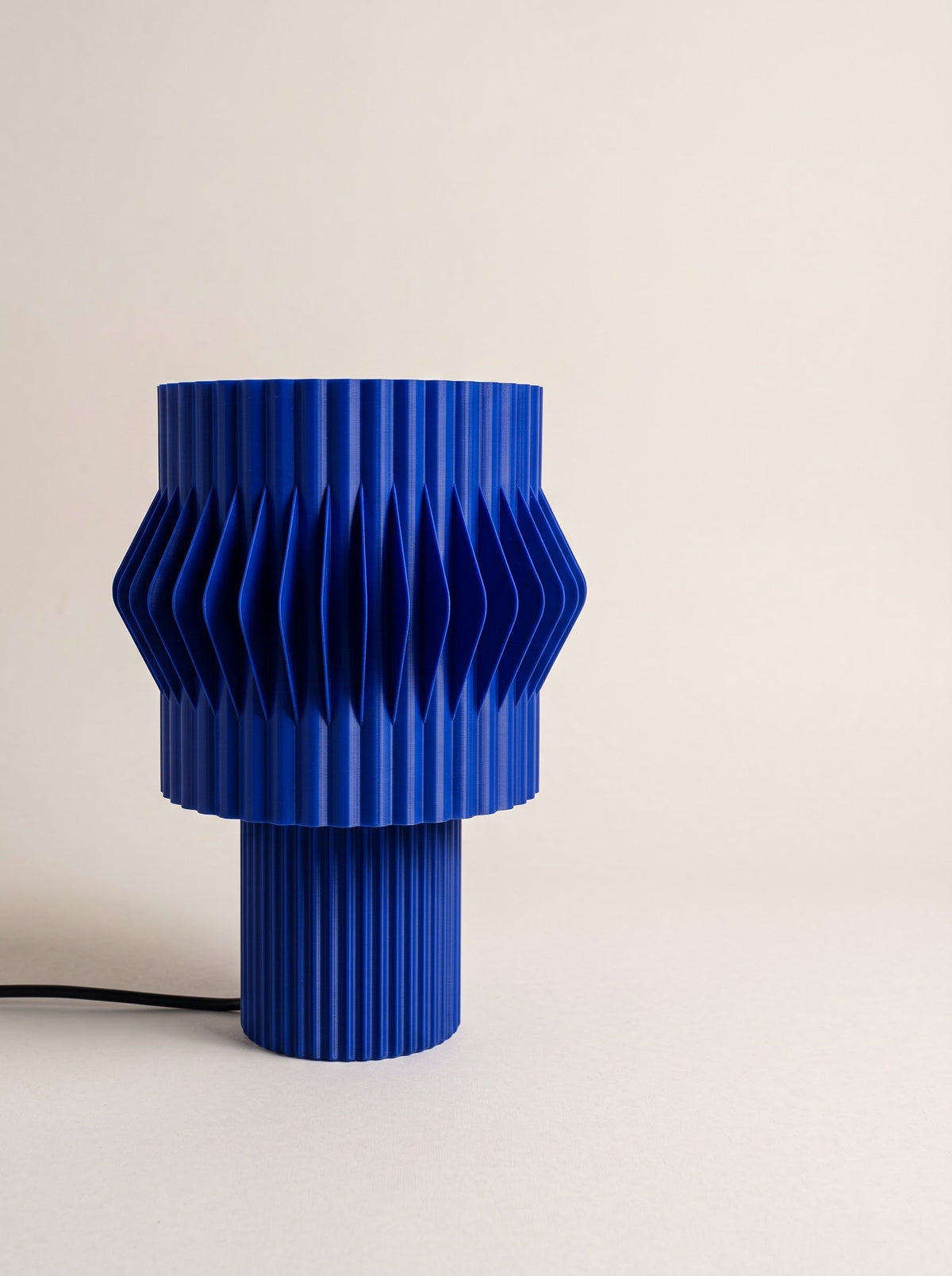 Lámpara de mesa Kyro color Blue, vista de producto 2 — Arvalla Studio Ecuador