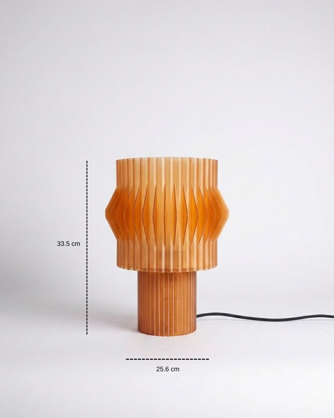 Lámpara de mesa Kyro color Caramelo con medidas: 33.5 cm de alto y 25.6 cm de diámetro