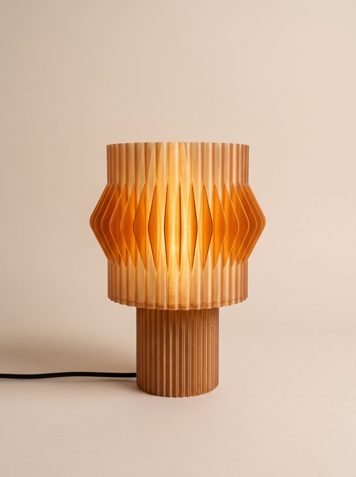 Lámpara de mesa Kyro color Caramelo, vista de producto 3 — Arvalla Studio Ecuador
