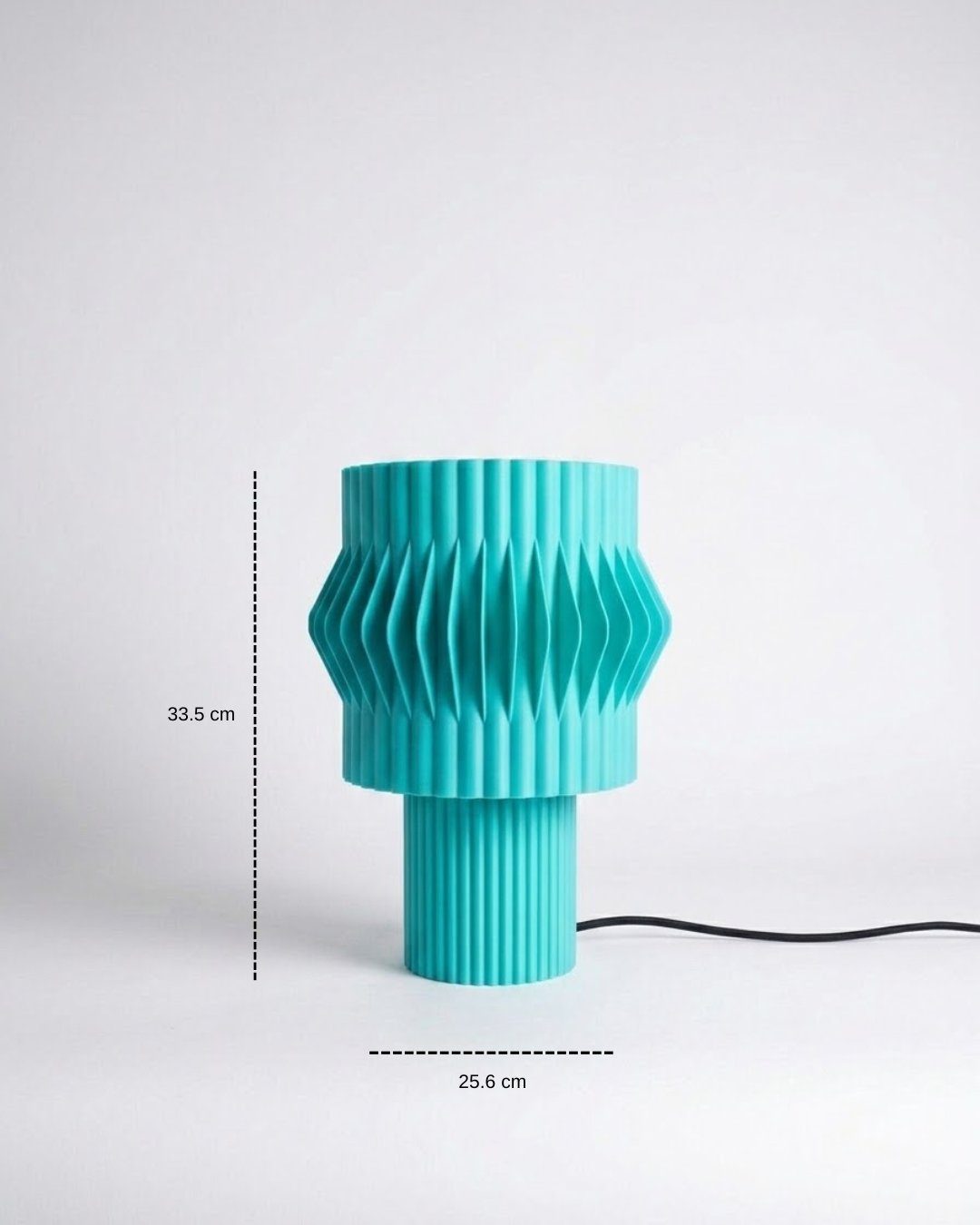 Lámpara de mesa Kyro color Cielo con medidas: 33.5 cm de alto y 25.6 cm de diámetro