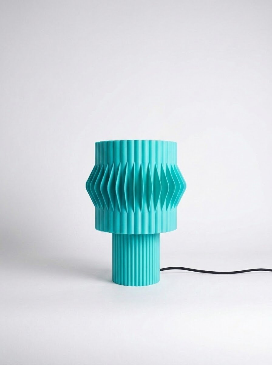 Lámpara de mesa Kyro color Cielo, vista de producto 2 — Arvalla Studio Ecuador