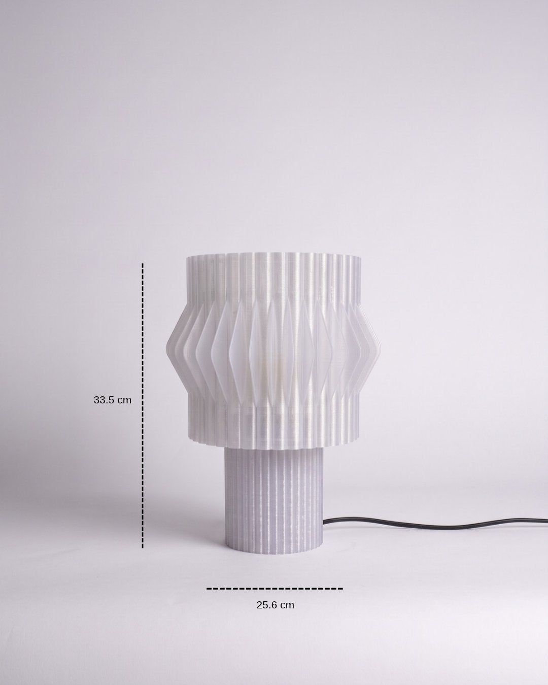 Lámpara de mesa Kyro color Clear con medidas: 33.5 cm de alto y 25.6 cm de diámetro