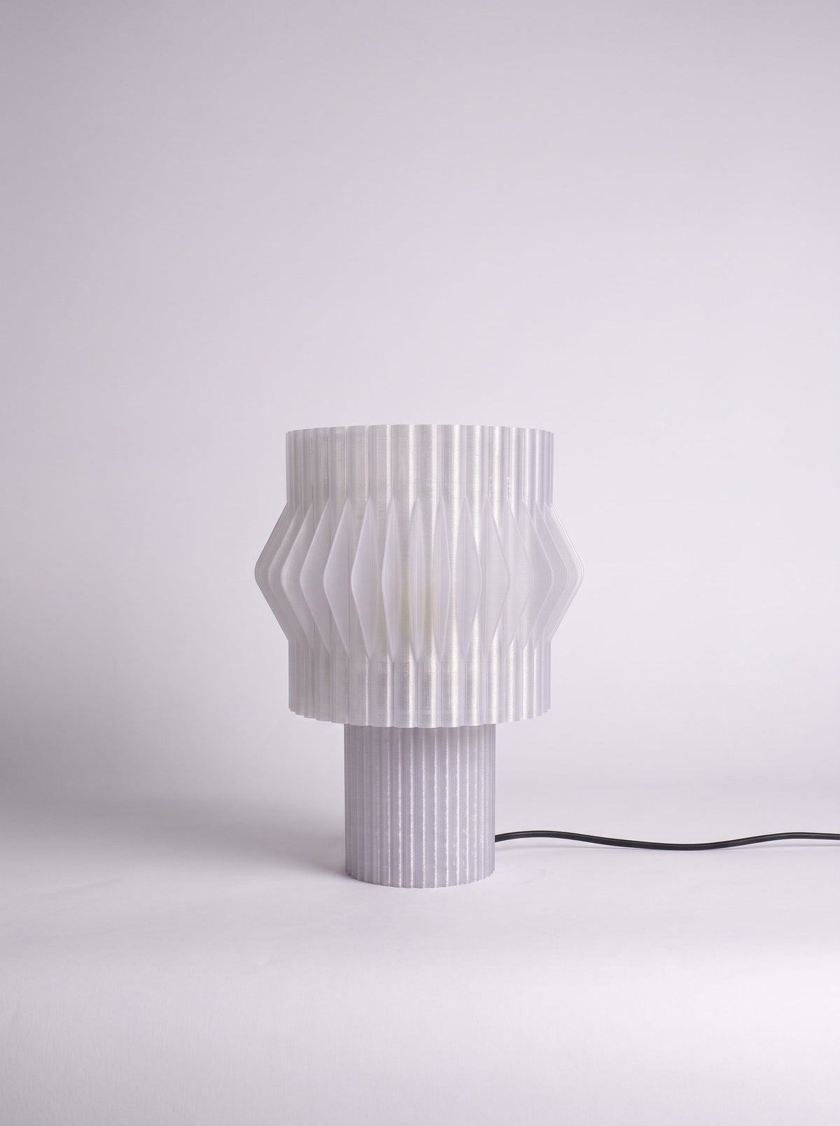 Lámpara de mesa Kyro color Clear, vista de producto 2 — Arvalla Studio Ecuador