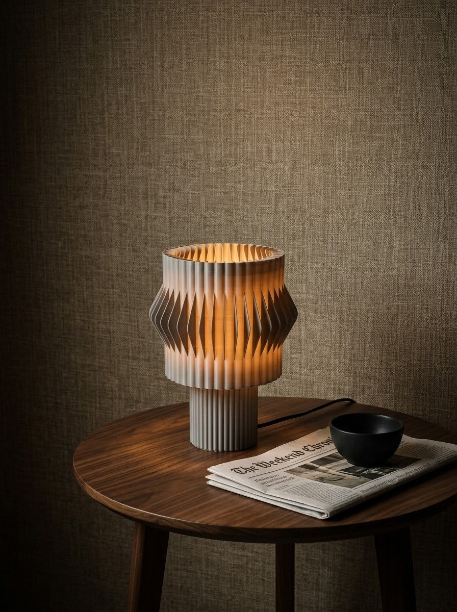 Lámpara de mesa Kyro color Gris en un ambiente decorado, foto 4 — Arvalla Studio Ecuador