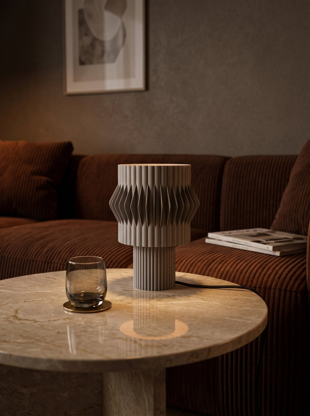 Lámpara de mesa Kyro color Gris en un ambiente decorado, foto 5 — Arvalla Studio Ecuador