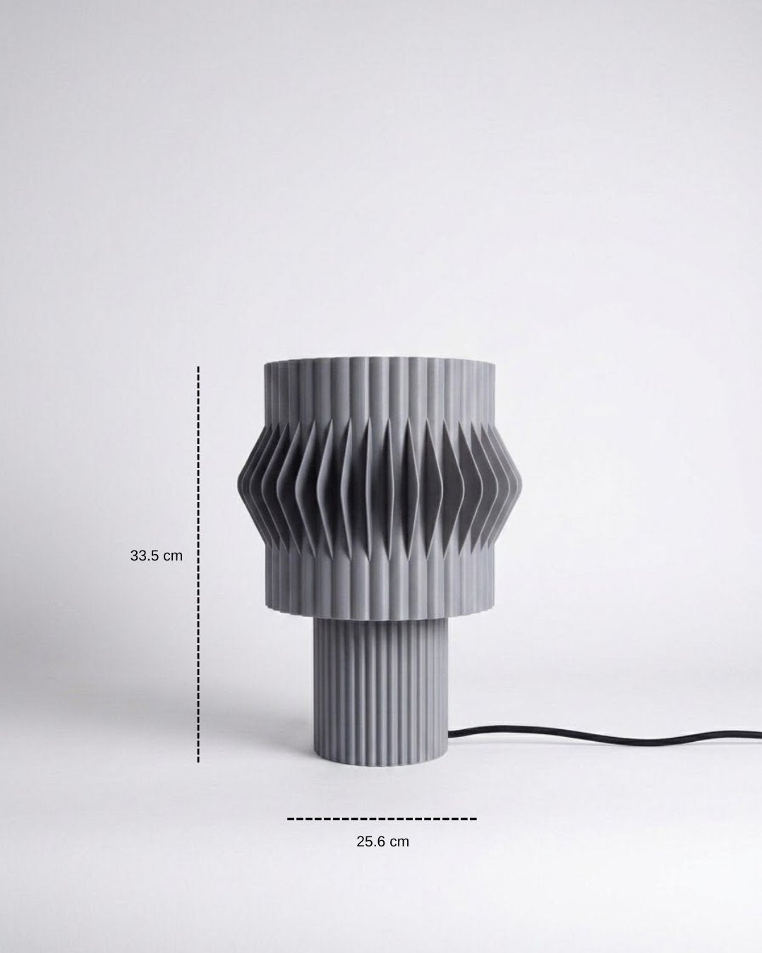 Lámpara de mesa Kyro color Gris con medidas: 33.5 cm de alto y 25.6 cm de diámetro