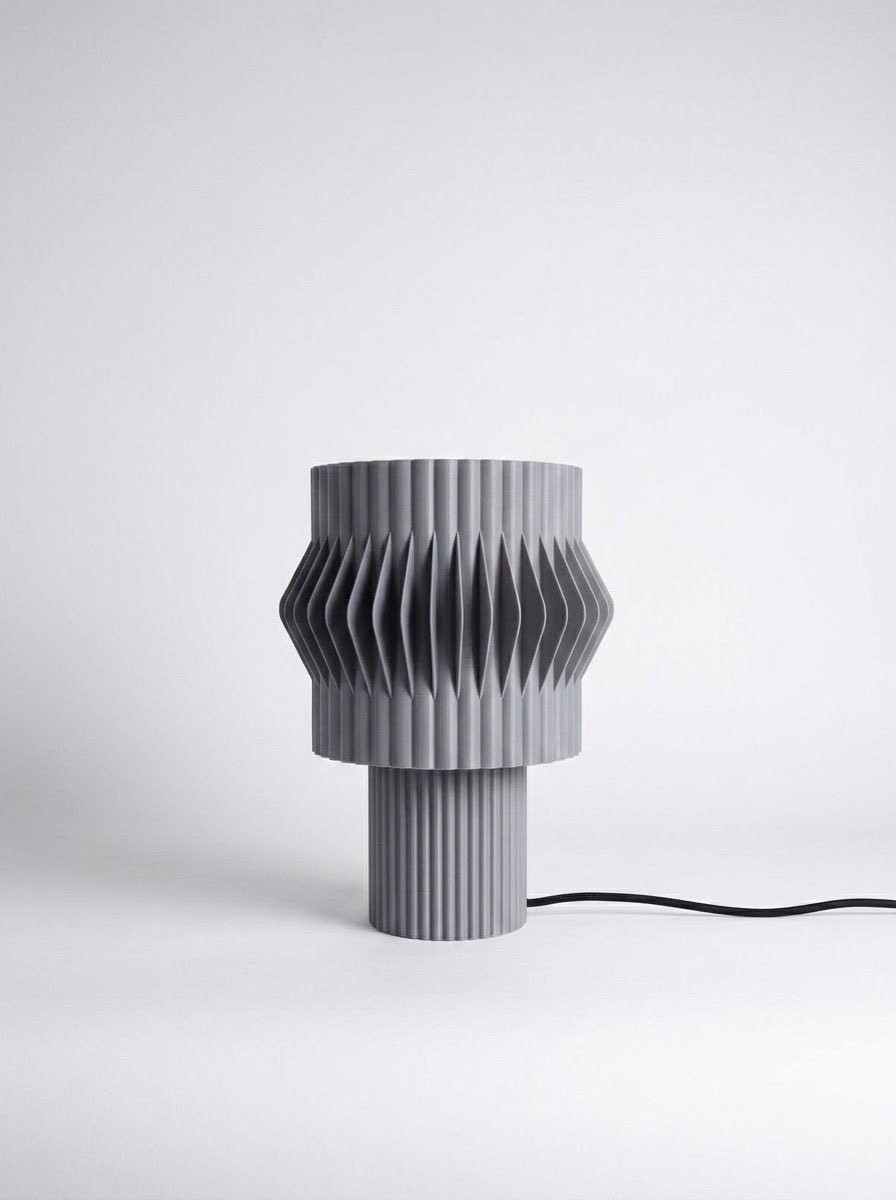 Lámpara de mesa Kyro color Gris, vista de producto 2 — Arvalla Studio Ecuador