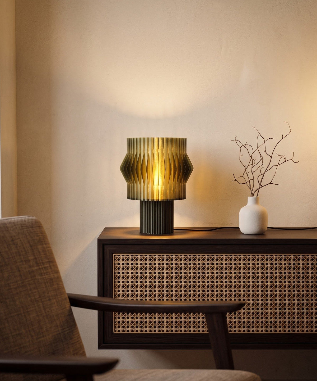 Lámpara de mesa Kyro color Oliva en un ambiente decorado, foto 1 — Arvalla Studio Ecuador