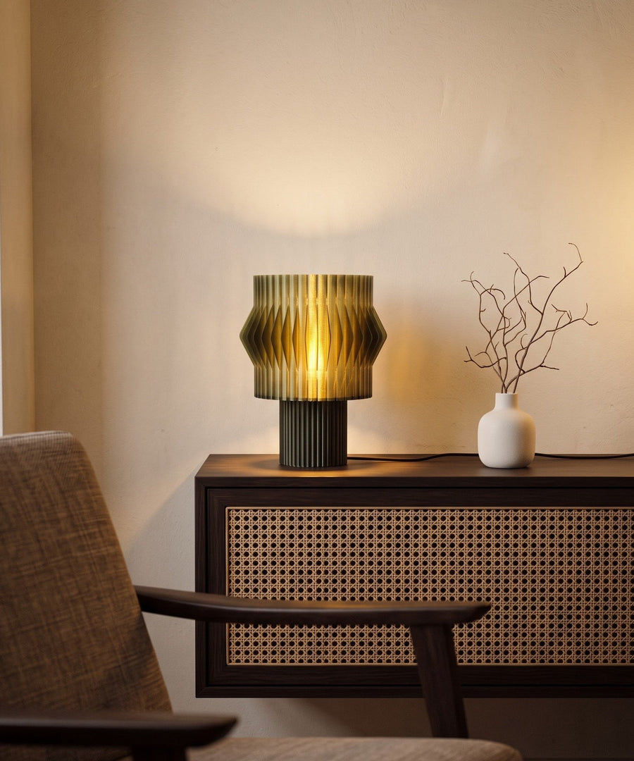 Lámpara de mesa Kyro color Oliva en un ambiente decorado, foto 1 — Arvalla Studio Ecuador