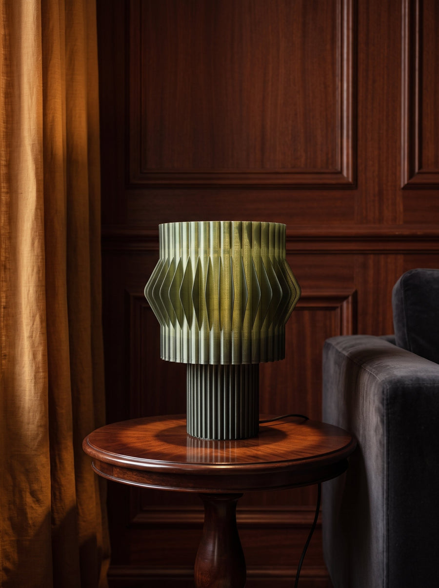 Lámpara de mesa Kyro color Oliva en un ambiente decorado, foto 3 — Arvalla Studio Ecuador