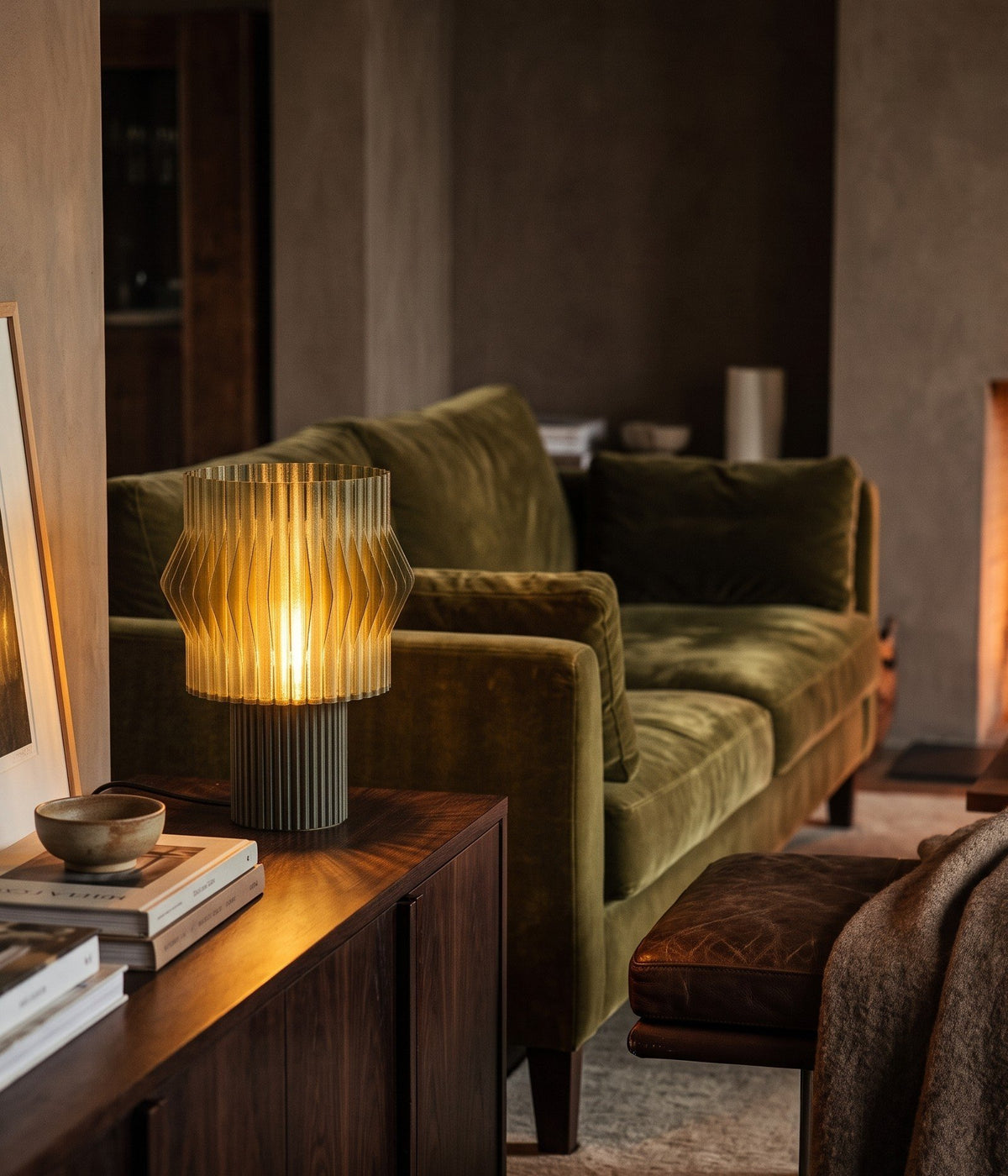 Lámpara de mesa Kyro color Oliva en un ambiente decorado, foto 4 — Arvalla Studio Ecuador