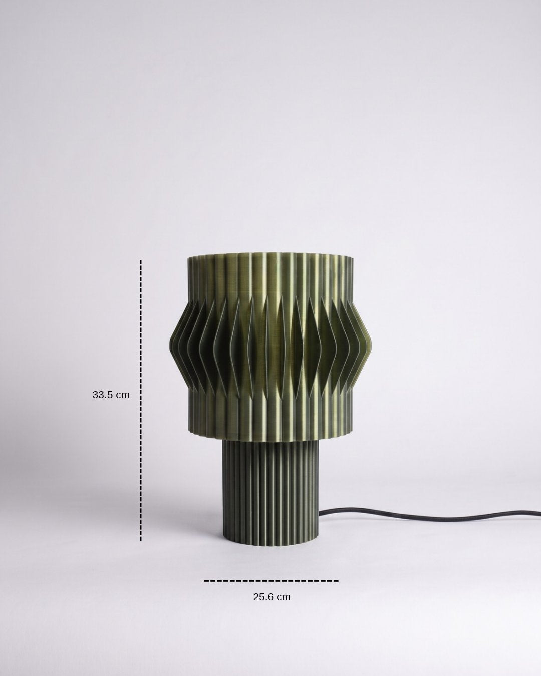 Lámpara de mesa Kyro color Oliva con medidas: 33.5 cm de alto y 25.6 cm de diámetro
