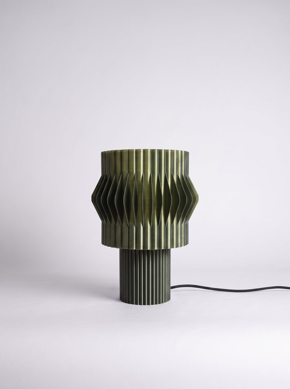Lámpara de mesa Kyro color Oliva, vista de producto 4 — Arvalla Studio Ecuador