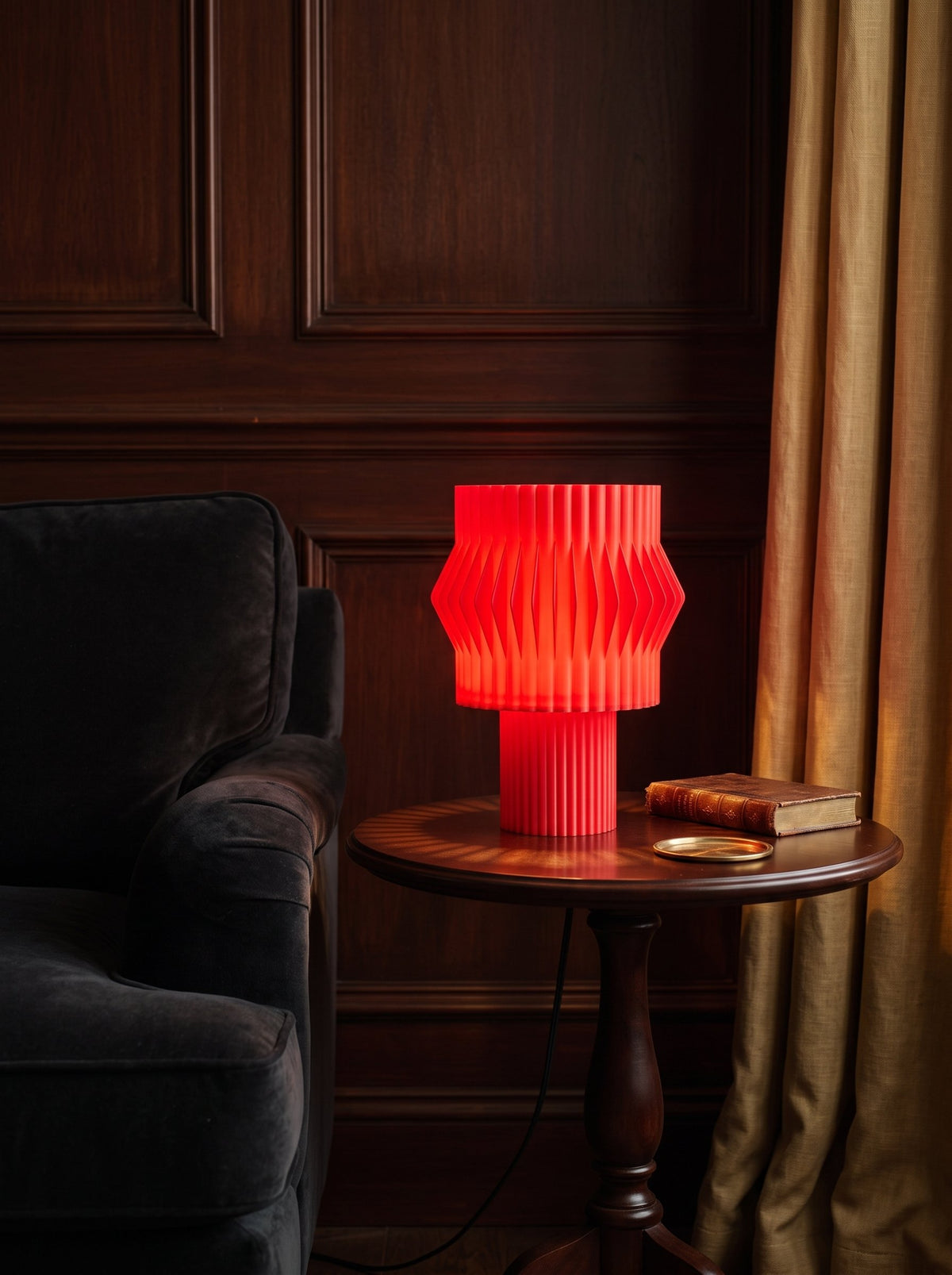 Lámpara de mesa Kyro color Rojo en un ambiente decorado, foto 1 — Arvalla Studio Ecuador