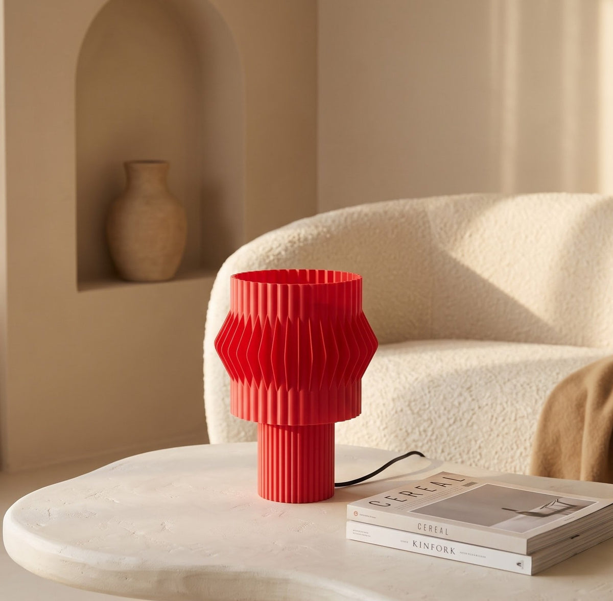 Lámpara de mesa Kyro color Rojo en un ambiente decorado, foto 2 — Arvalla Studio Ecuador