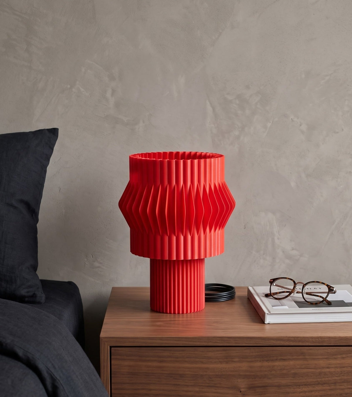 Lámpara de mesa Kyro color Rojo en un ambiente decorado, foto 3 — Arvalla Studio Ecuador