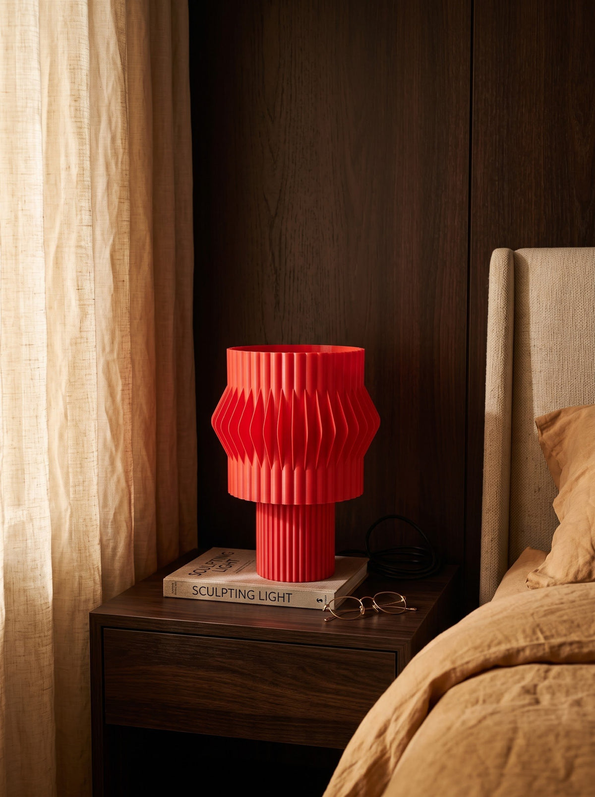 Lámpara de mesa Kyro color Rojo en un ambiente decorado, foto 5 — Arvalla Studio Ecuador