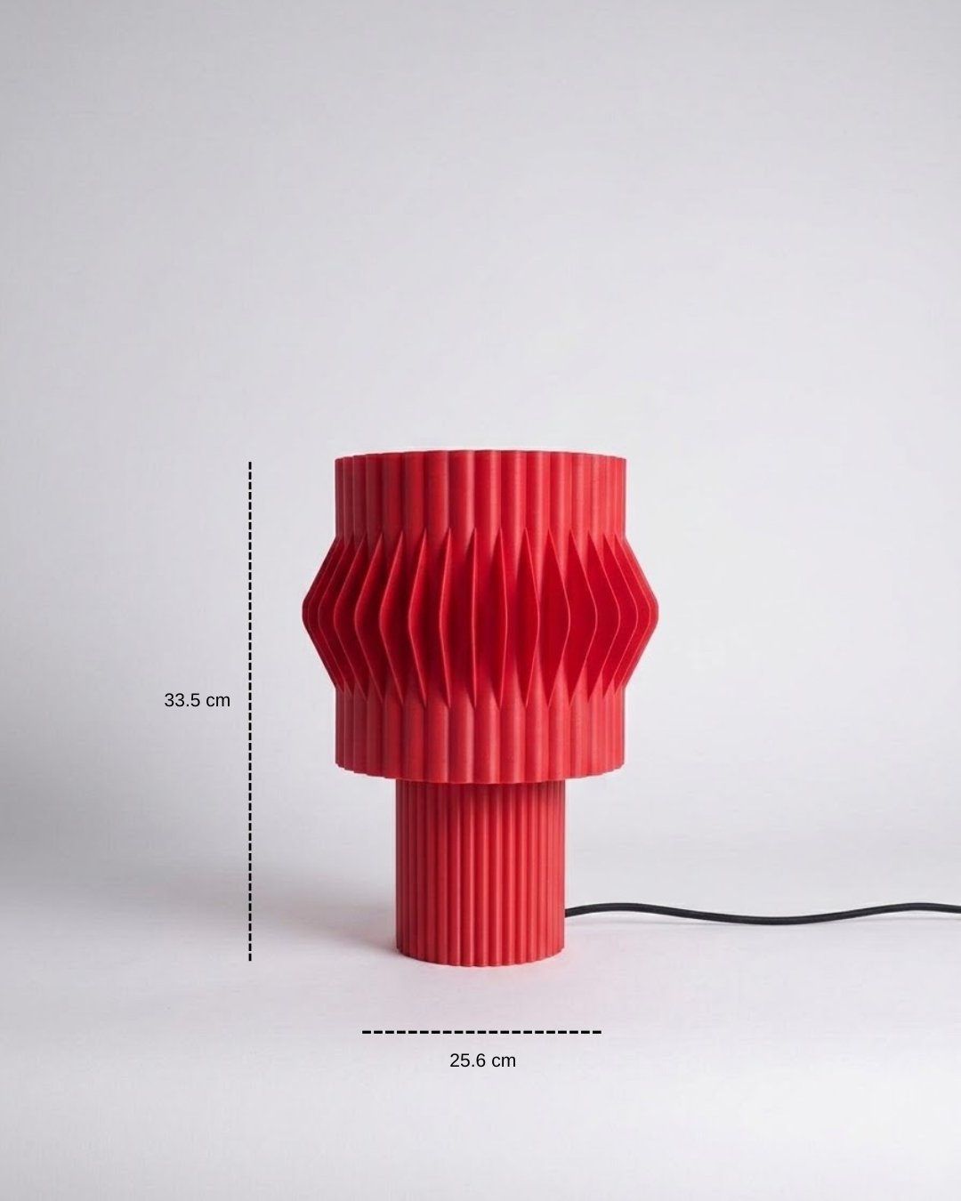 Lámpara de mesa Kyro color Rojo con medidas: 33.5 cm de alto y 25.6 cm de diámetro