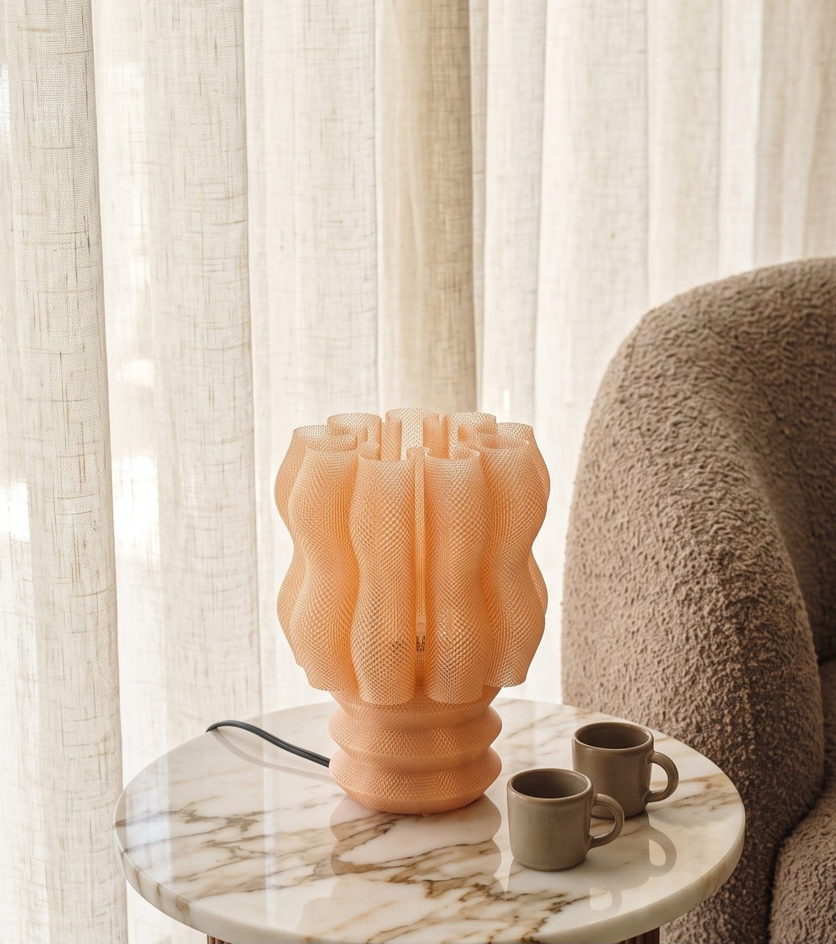 Lámpara de mesa Núa color Caramelo en un ambiente decorado, foto 1 — Arvalla Studio Ecuador