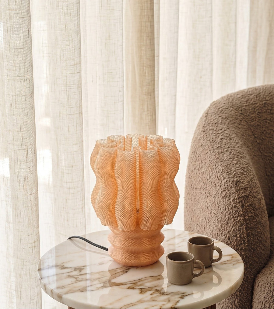 Lámpara de mesa Núa color Caramelo en un ambiente decorado, foto 1 — Arvalla Studio Ecuador