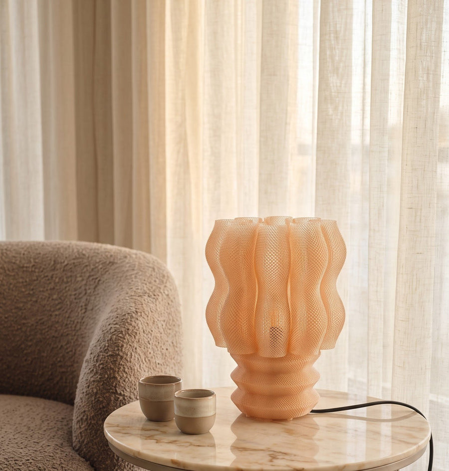 Lámpara de mesa Núa color Caramelo en un ambiente decorado, foto 2 — Arvalla Studio Ecuador