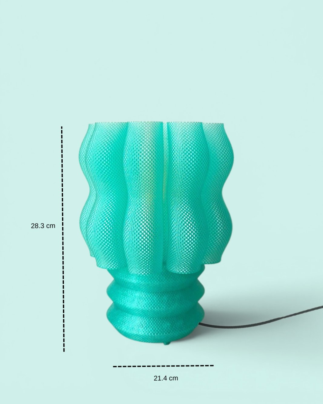 Lámpara de mesa Núa color Cielo con medidas: 28.3 cm de alto y 21.4 cm de diámetro
