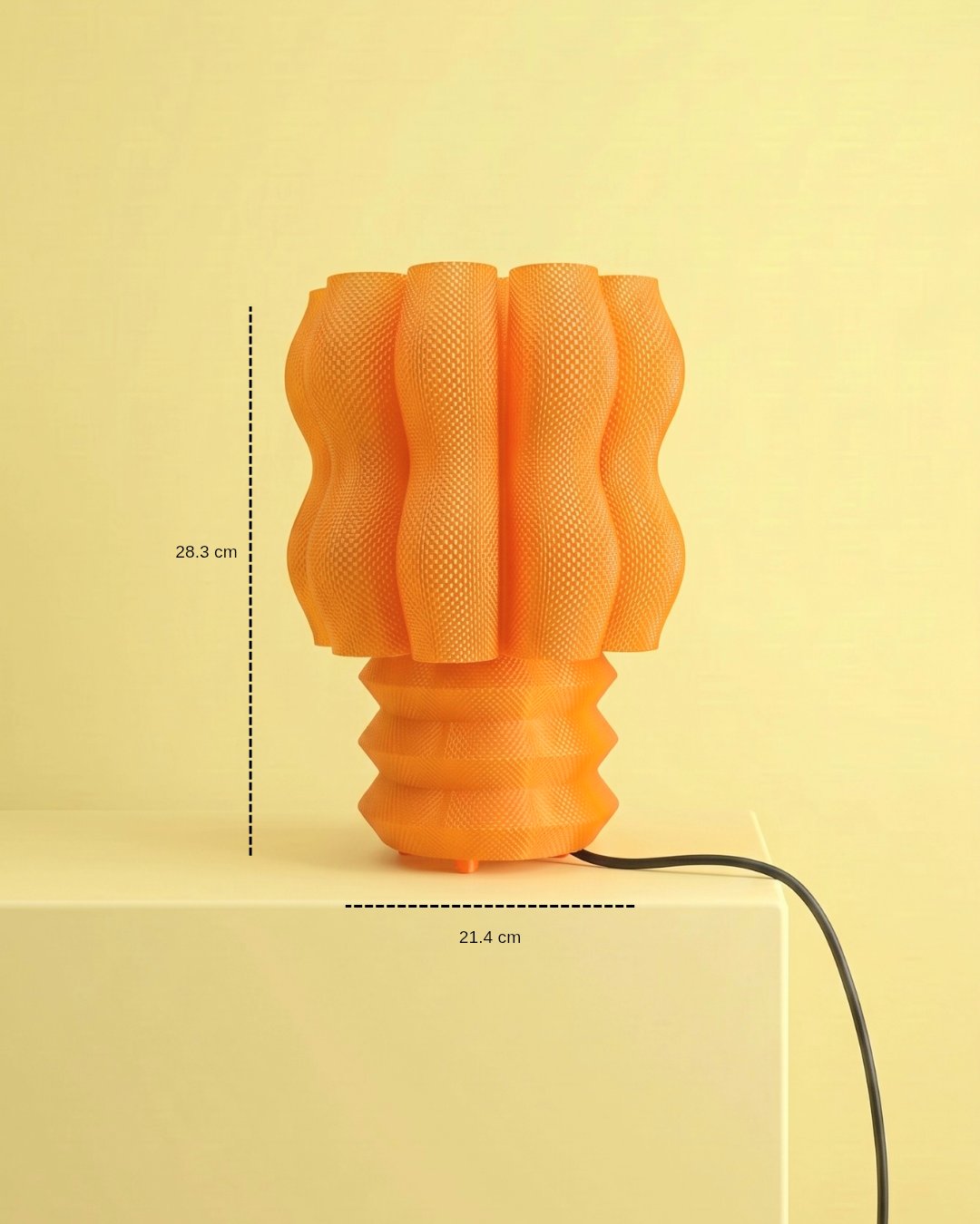 Lámpara de mesa Núa color Miel con medidas: 28.3 cm de alto y 21.4 cm de diámetro