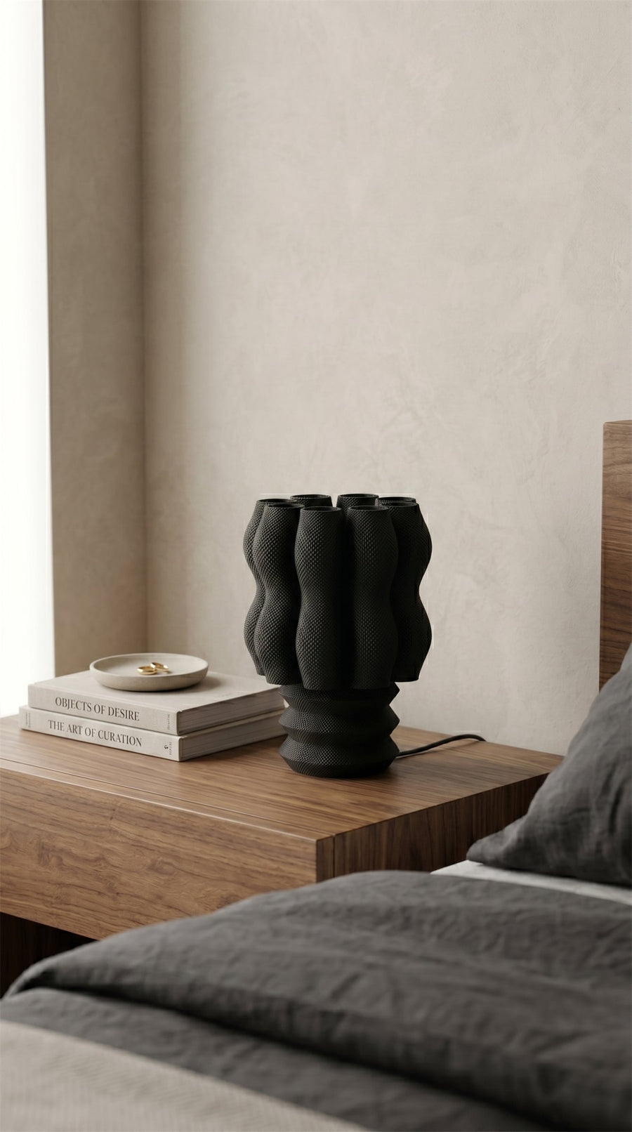 Lámpara de mesa Núa color Negro en un ambiente decorado, foto 1 — Arvalla Studio Ecuador