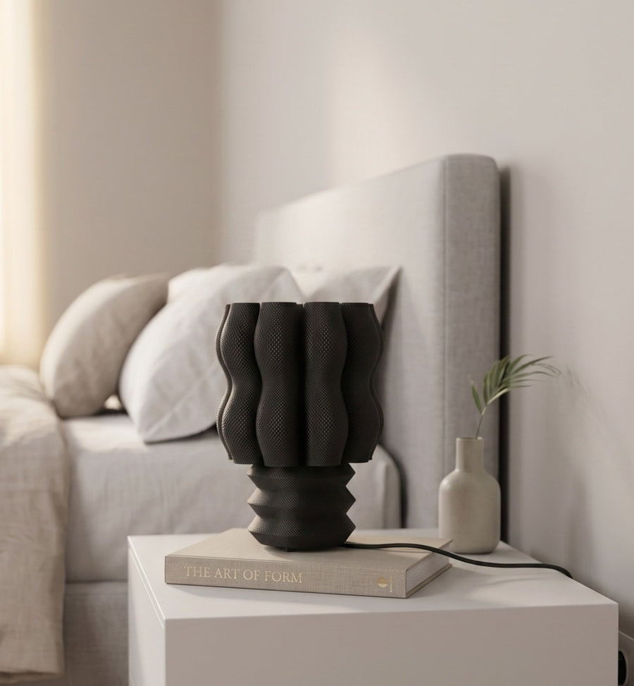 Lámpara de mesa Núa color Negro en un ambiente decorado, foto 4 — Arvalla Studio Ecuador