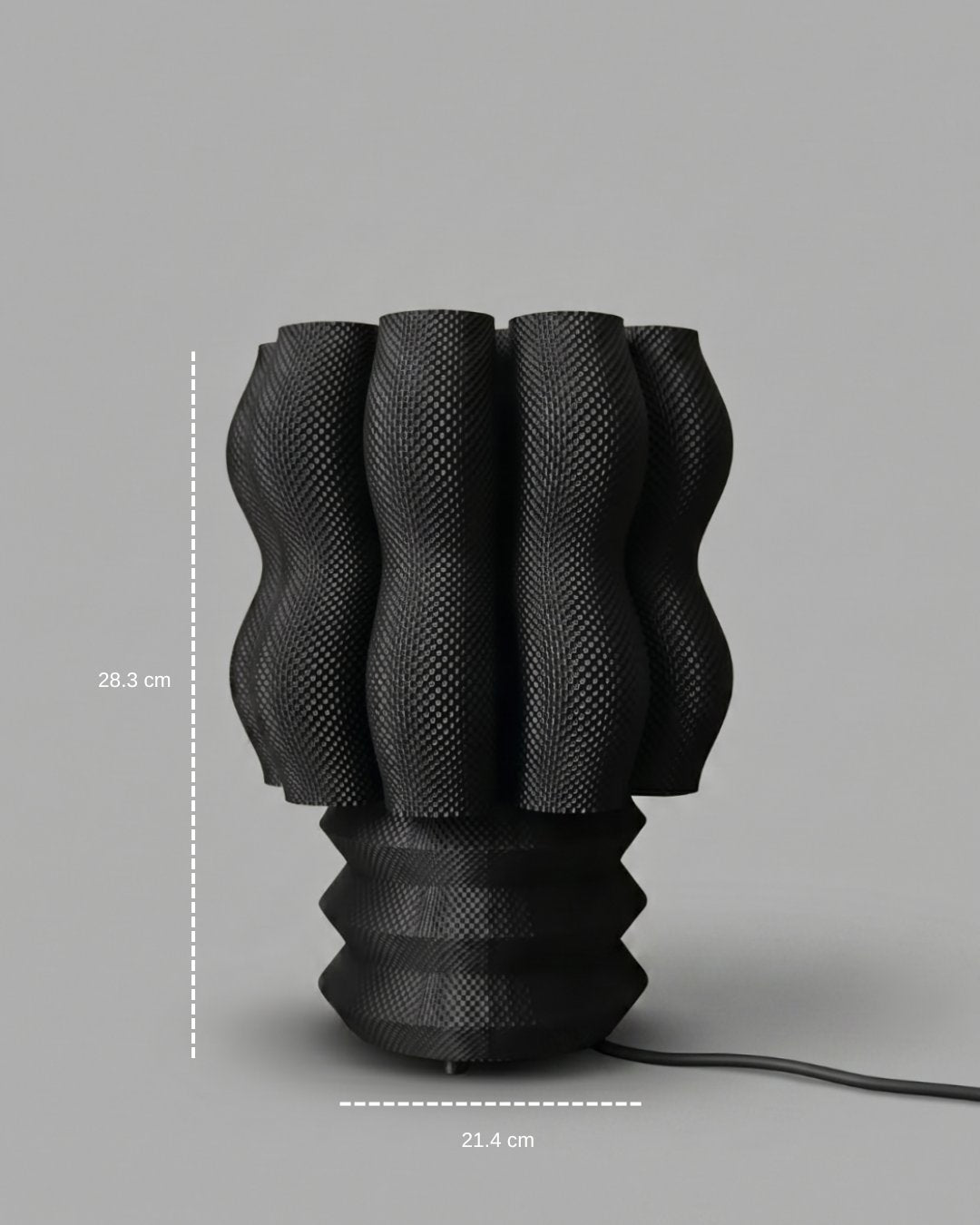 Lámpara de mesa Núa color Negro con medidas: 28.3 cm de alto y 21.4 cm de diámetro
