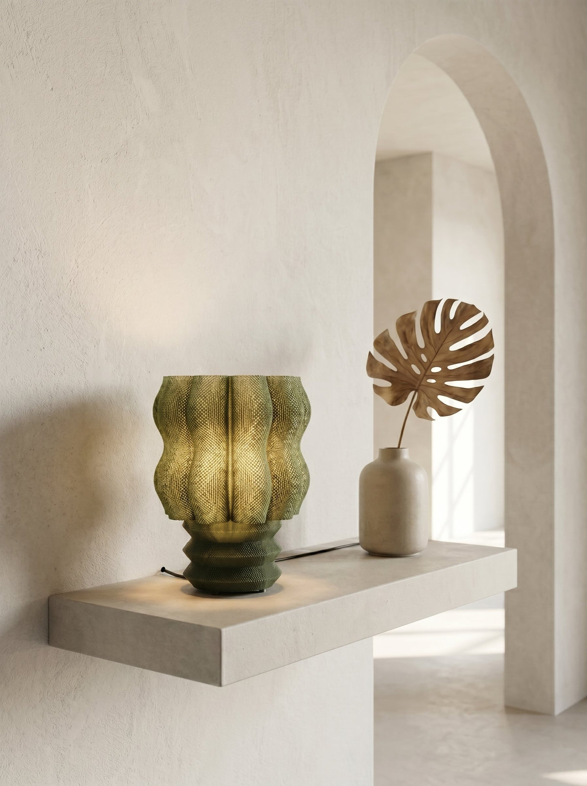 Lámpara de mesa Núa color Oliva en un ambiente decorado, foto 1 — Arvalla Studio Ecuador
