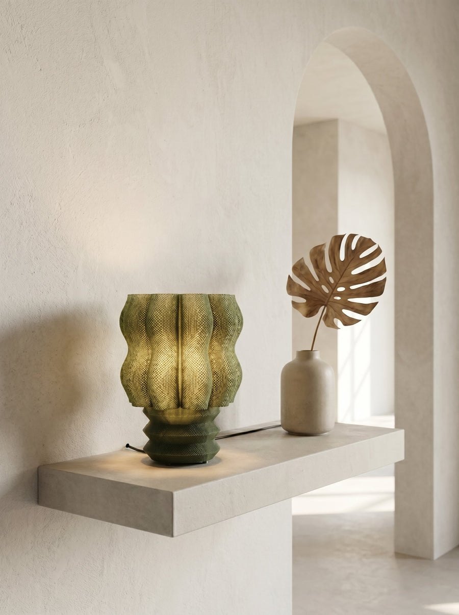 Lámpara de mesa Núa color Oliva en un ambiente decorado, foto 1 — Arvalla Studio Ecuador