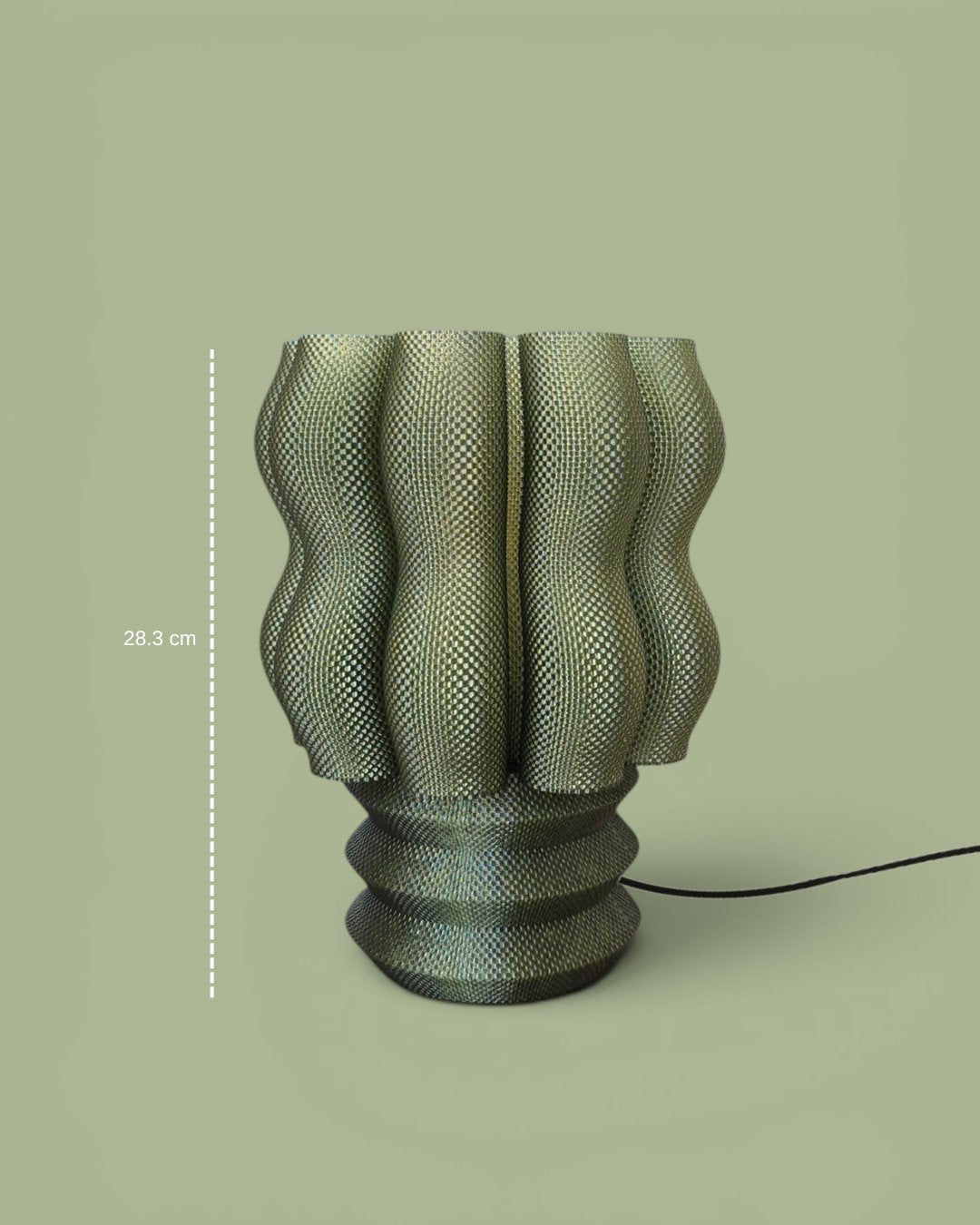 Lámpara de mesa Núa color Oliva con medidas: 28.3 cm de alto y 21.4 cm de diámetro