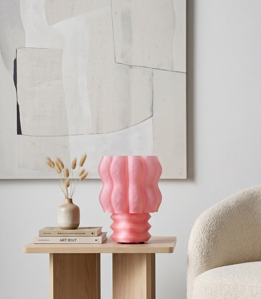 Lámpara de mesa Núa color Rosa en un ambiente decorado, foto 1 — Arvalla Studio Ecuador