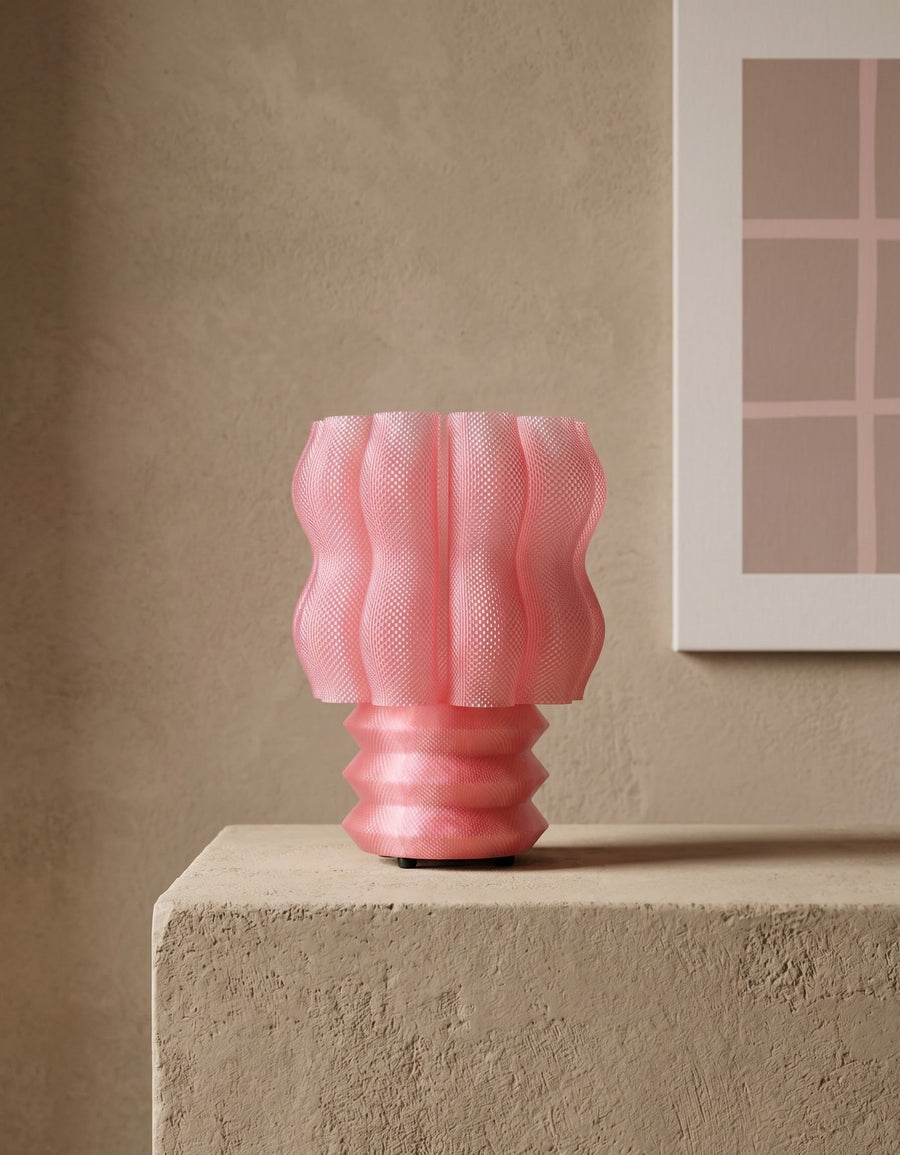 Lámpara de mesa Núa color Rosa en un ambiente decorado, foto 2 — Arvalla Studio Ecuador