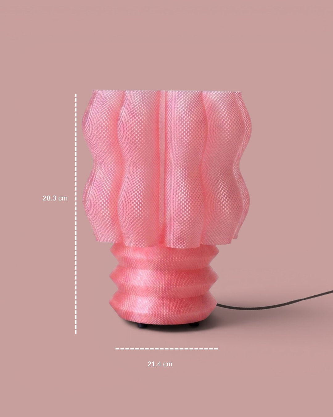 Lámpara de mesa Núa color Rosa con medidas: 28.3 cm de alto y 21.4 cm de diámetro