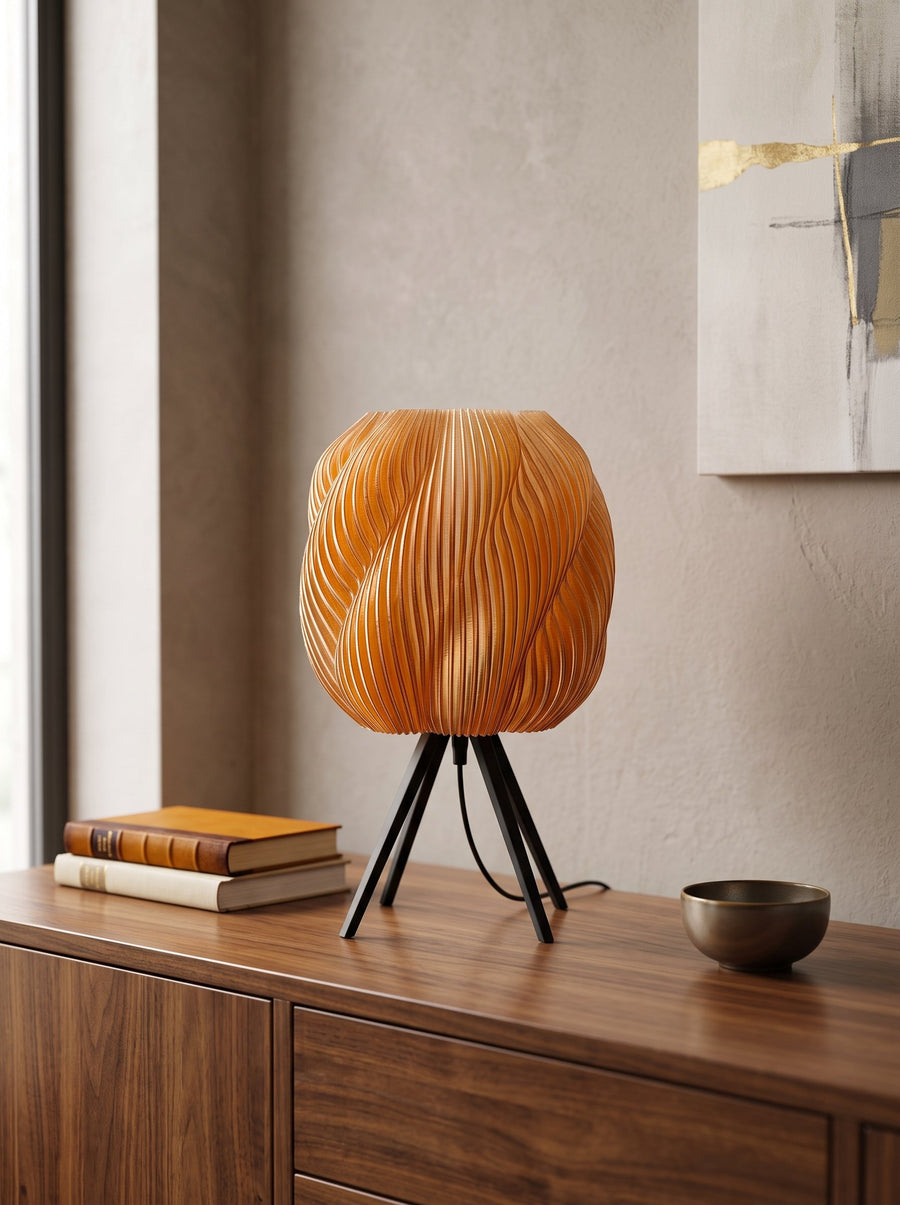 Lámpara de mesa Zúa color Caramelo en un ambiente decorado, foto 2 — Arvalla Studio Ecuador